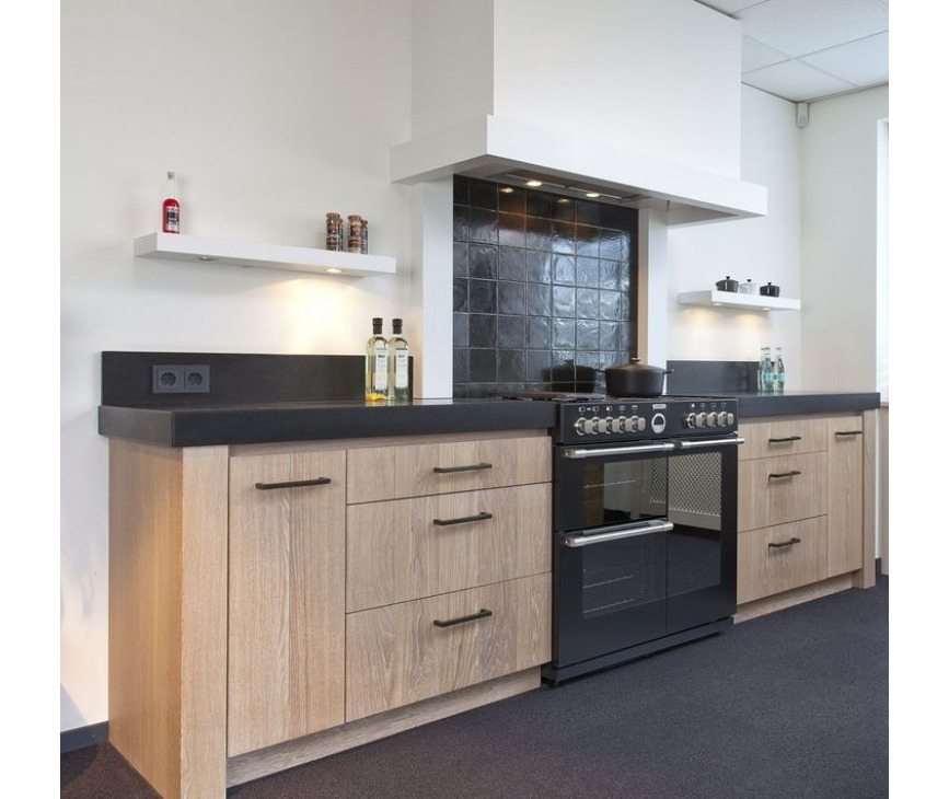Foto van de STERLING S900 DF geplaatst in een fraaie bijpassende keuken