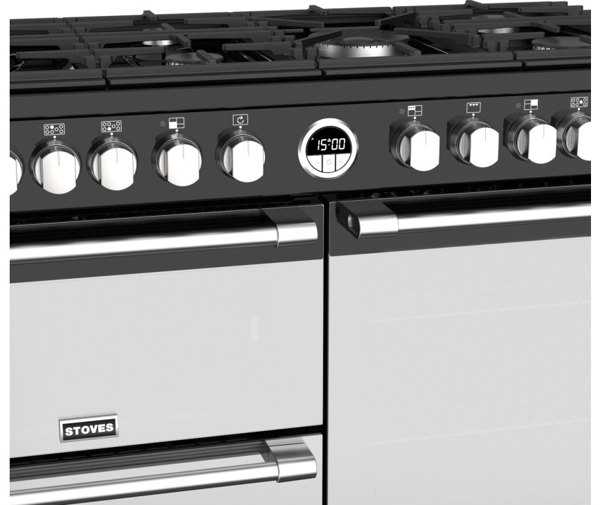 De bediening van zowel de kookplaat als de ovens bevindt zich bovenop het Stoves Sterling S1100 DF Deluxe zwart fornuis