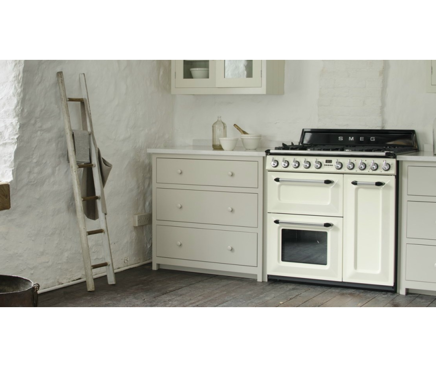 Foto van het SMEG fornuis TR93CNLK geplaatst in een landelijke keuken