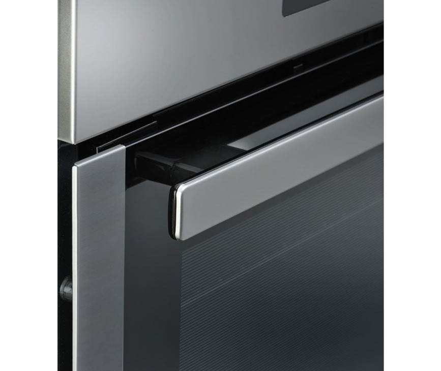 De klapdeur van de Whirlpool AKZ6270IX inbouw oven rvs is voorzien van een stevige deurgreep