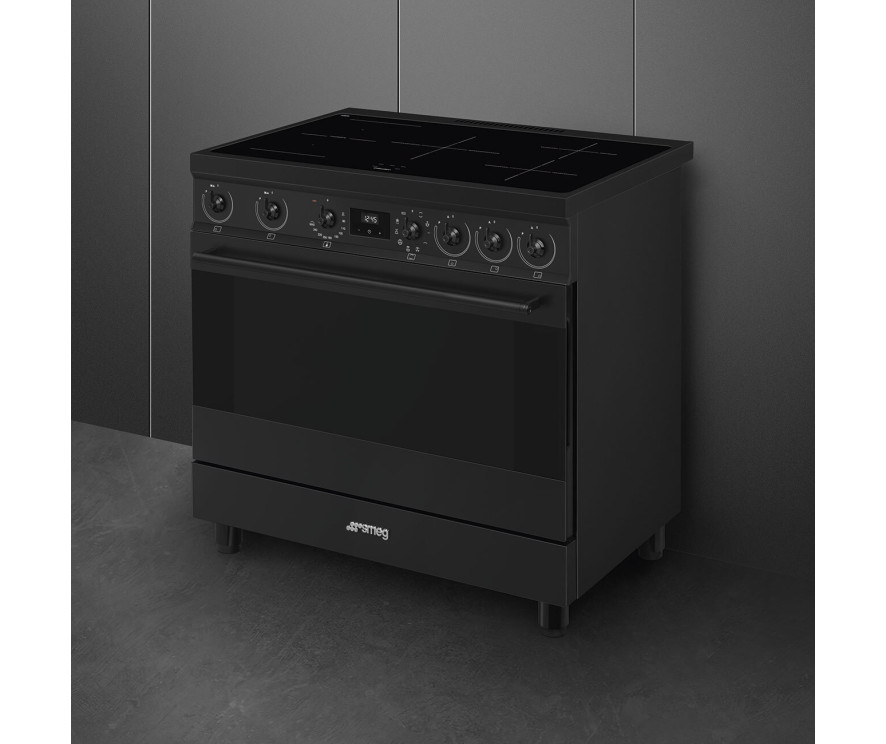 De Smeg C9IMN2 is een strak inductie fornuis welke versterkt wordt door de mat zwarte kleur