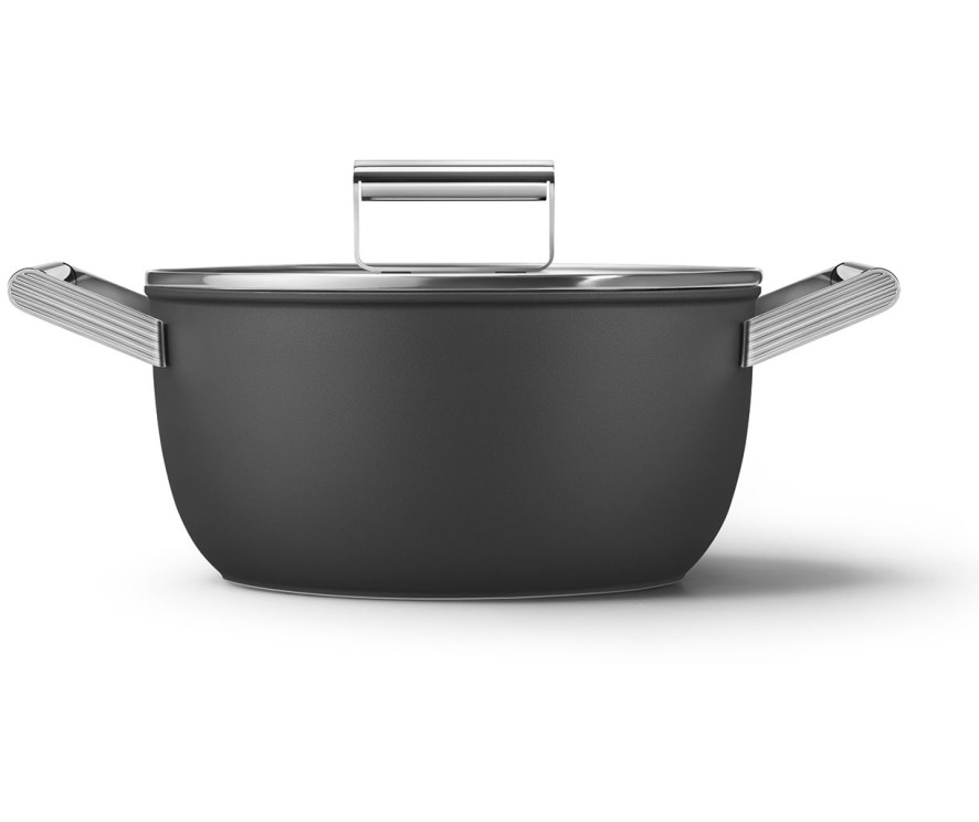 Voorzijde van de Smeg CSF2412BLM braadpan in de kleur mat zwart