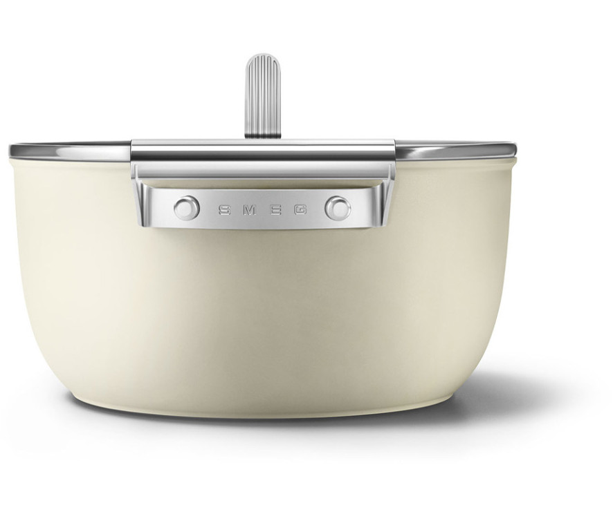 Handig zijn de degelijke handgrepen op deze Smeg braadpan