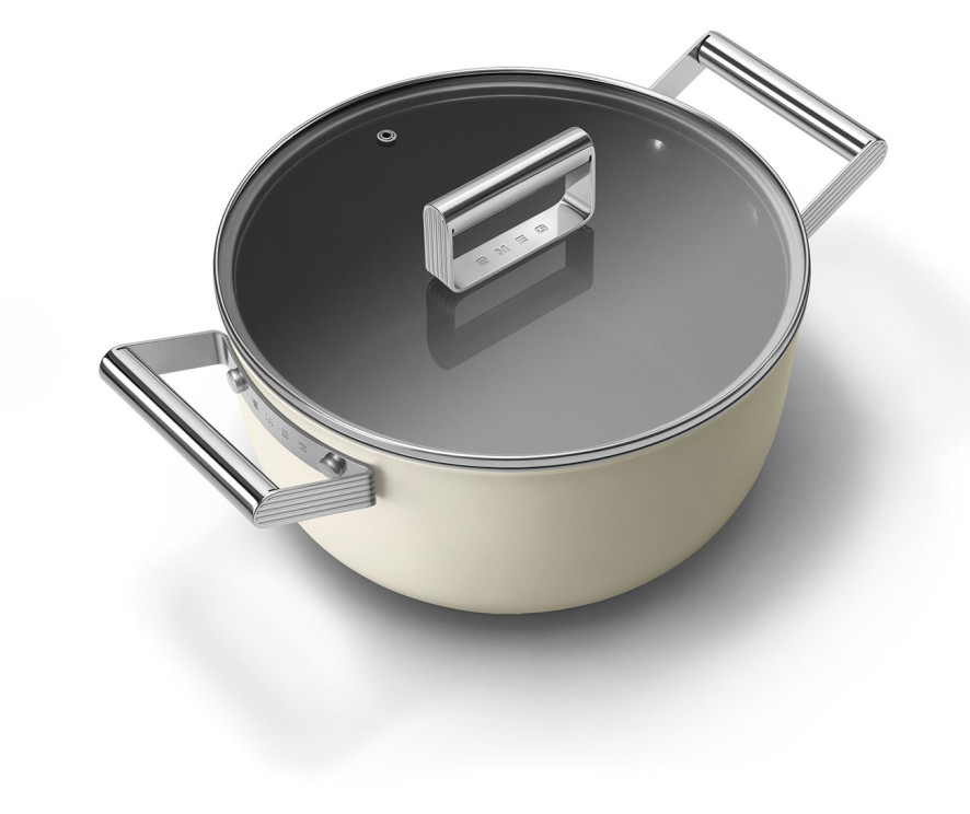 De Smeg CSF2412CRM wordt standaard geleverd met glazen desksel met stoomgat