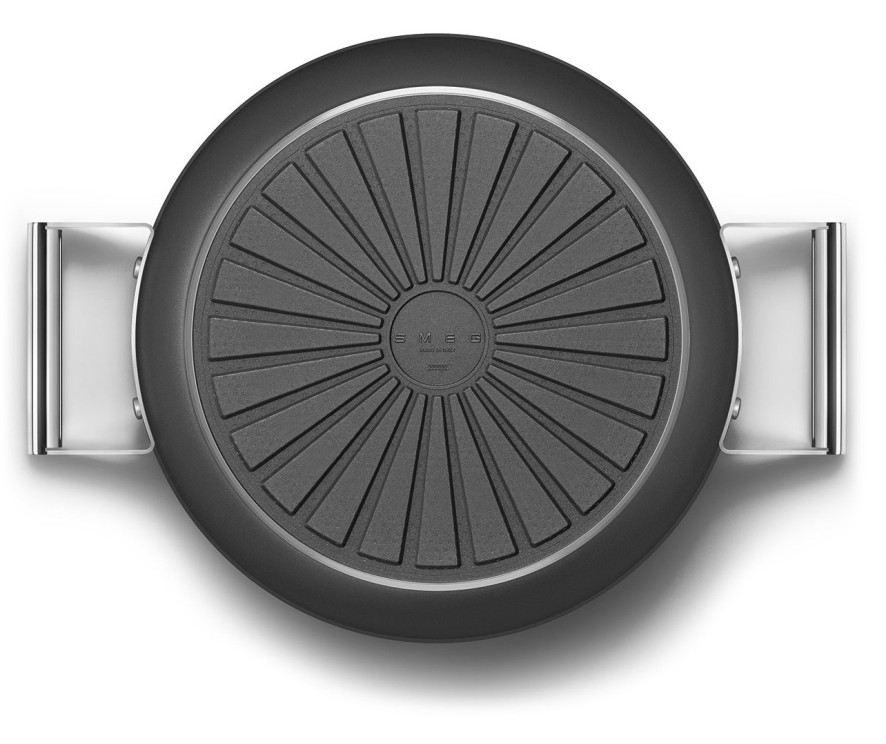 Bodem van de Smeg DPF2812BLM geschikt voor inductie en gas en voorzien van het Smeg logo