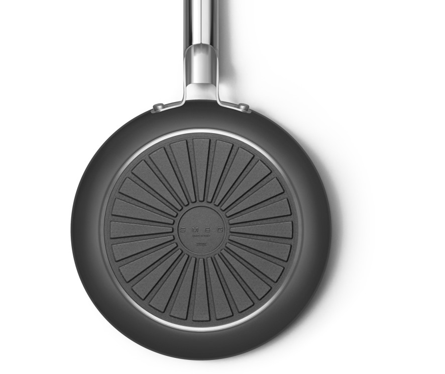 De onderzijde van deze Smeg koekenpan is voorzien van een hoogwaardige bodem welke onder andere geschikt is voor inductie koken.