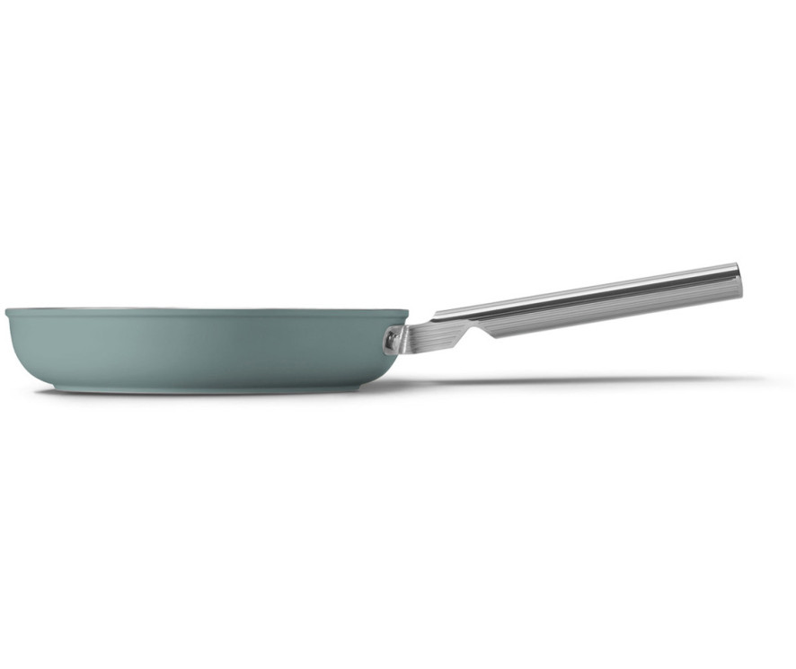 Vooraanzicht van de Smeg FPF2002EGM koekenpan in de kleur Emerald Green