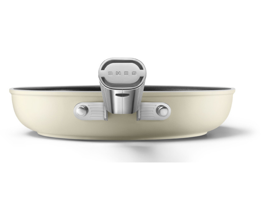 Dankzij de comfortabele handgreep is de Smeg FPF2402CRM zeer ergnomisch in gebruik