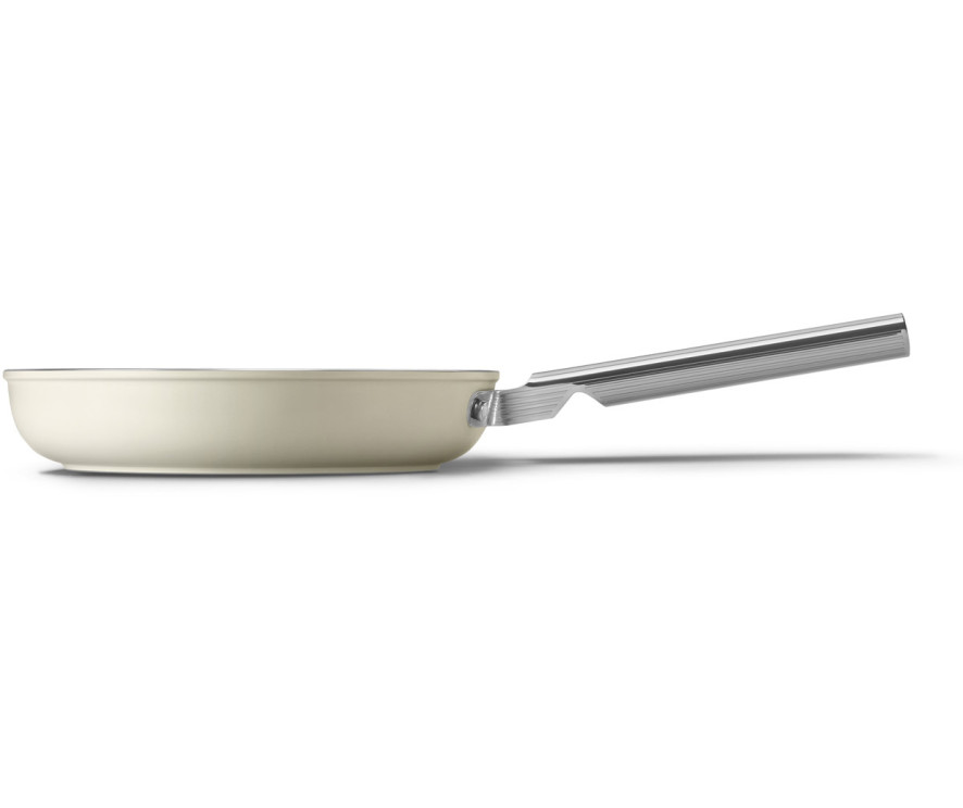 De Smeg FPF2402CRM koekenpan is uitgevoerd in de kleur crème