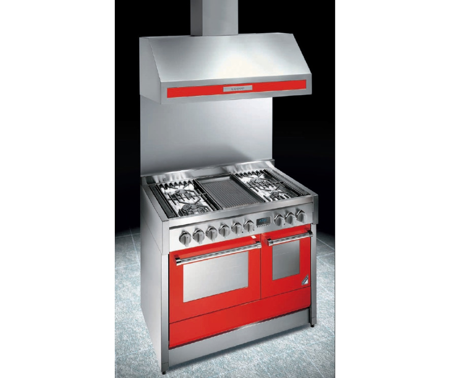 De SK100 achterwand van STEEL is perfect te integreren tussen fornuis en afzuigkap