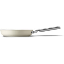 De Smeg FPF2402CRM koekenpan is uitgevoerd in de kleur crème