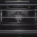 Foto van de binnenzijde van de oven met achterin de VPSI94IX de ventilator voor de hetelucht circulatie.