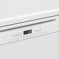  is een vrijstaande vaatwasser uitgevoerd in de kleur wit en voorzien van een laag geluidsniveau van 44 dB, een energieklasse B label en een flexibele indeling. Praktisch is de 3D besteklade bovenin de kuip, de eenvoudige bediening en het optimale droogre