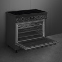 De Smeg C9IMN2 is voorzien van een zuinige energieklasse A oven, binnenverlichting en een kernthermometer