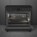 De Smeg C9IMN2 heeft een grote oven waarin op 5 verschillende niveaus met hetelucht stand gebakken kan worden