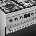 Close up foto van de gasbranders en de bediening van de Smeg C6GMXNLK2 gas fornuis