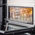 De Nexus Steam 110 beschikt over een stoomoven en een rijslade