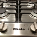 De knoppen van de Miele KM2010G zijn uitgevoerd in roestvrijstaal