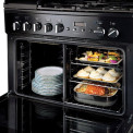 En dezelfde oven is door middel van een gepattenteerd tussenstuk als dubbele oven te gebruiken