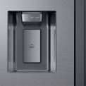 Via de dispenser op de deur van de Samsung RS68N8941SL kan ijs, ijsblokjes en geschaafd ijs gevraagd worden