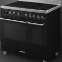 Dankzij de verstelbare poten kan de Smeg C92IPBL9-1 eenvoudig op de gewenste hoogte afgesteld worden