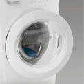 De Zanussi ZWF81663W wasmachine beschikt over een ruime vulopening voor het eenvoudig in- en uitladen
