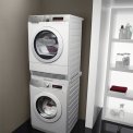 Zuil opstelling van de AEG L87485FL wasmachine met bijpassende warmtepomp droger