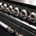 De Boretti VPN64ANG heeft een fraaie Classico ovendeur met bijpassende knoppen, uitgevoerd in de kleur antraciet.