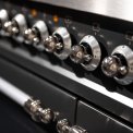 De Boretti VPN96ANDF heeft een fraaie Classico ovendeur met bijpassende knoppen, uitgevoerd in de kleur antraciet.