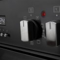 Met de knoppen en de programmeerbare klok kan de oven van de MFBG901AN/2 ingesteld worde