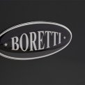 Foto van het Boretti logo op de opbergklep van het fornuis