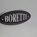 Foto van het Boretti logo op de opbergklep van het fornuis