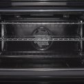 De ruime oven is voorzien van twee ovenroosters en heeft een inhoud van 89 liter.