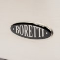 Onder de oven van de Boretti VT95IX is het logo bevestigd