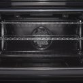 De oven heeft 9 functies waaronder hetelucht, grill, onder/bovenwarmte en diverse combinatie functies