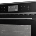 De Etna CM644Ti bescihkt over een tiptoets bediening met een LCD display in het midden