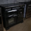 Falcon Classic Deluxe 100 inductie fornuis in de kleur zwart met chroom beslag