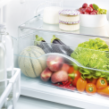 Onderin de koelkast bevindt zich een ruime enkele groentelade