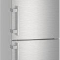 De Liebherr CNef3515 koelkast rvs is rondom grijs met RVS deuren