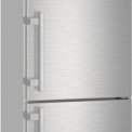 De Liebherr CNef4815 koelkast rvs heeft volledig vlakke Hardline deuren