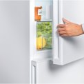 De greep van de Liebherr CNel4213 koelkast rvs-look is handig verwerkt in de deur