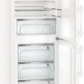De Liebherr CNP3758 koelkast wit beschikt over het NoFrost vriesgedeelte tegen ijs aan de wanden