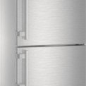 De vlakke deuren met display van de Liebherr CNPes4758 koelkast rvs