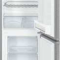 Het interieur van de Liebherr CUef3331 koelkast rvs