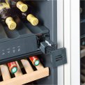 Het luchtfilter van de Liebherr EWTgb1683 wijn koelkast voor verse lucht bij uw wijn