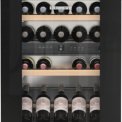 De glazen deur met zwart frame van de Liebherr EWTgb1683 wijn koelkast