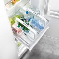 Ook flessenmanden met verschillende soorten vloeistoffen kunnen in de Liebherr IKF3510 inbouw koelkast geplaatst worden