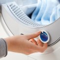 De Miele TCE730WP is uitgevoerd met FragraceDos functie waarmee u een lekkere geur aan het wasgoed kunt toevoegen