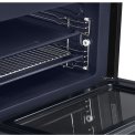 Dankzij het ontbreken van het draaiplateau biedt de NQ50J3530BS ook plaats voor rechthoekige ovenschalen