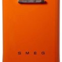 Fraaie retro design vaatwasser van SMEG uitgevoerd in de kleur oranje